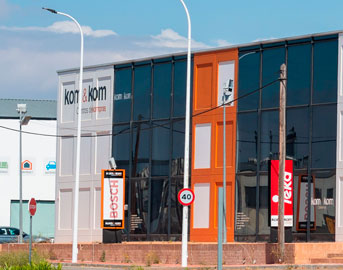 foto izquierda fachada de la tienda de electrodomésticos Kom&Kom